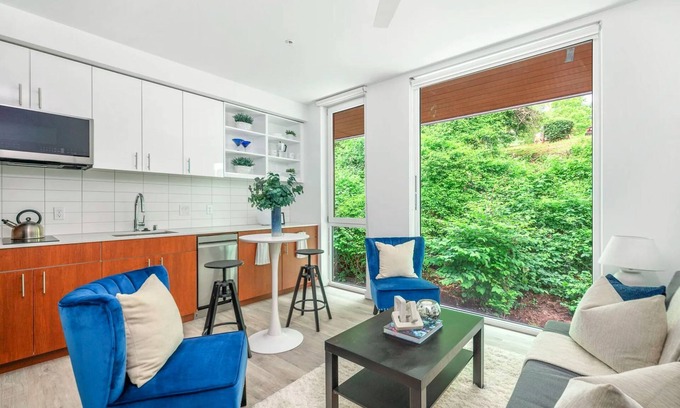 Eastlake Apartment | Luxurious Eastlake apartment