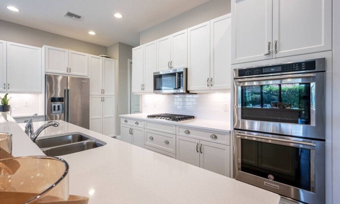 Parkland House | Luxurious Family Home - Spacious Kitchen & BBQ