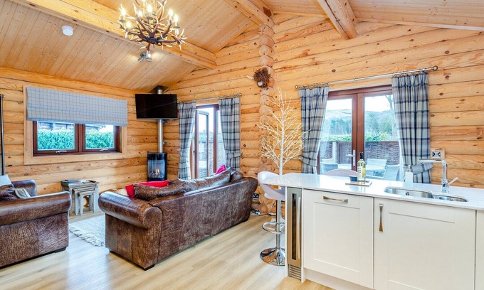 Carlton-in-Cleveland Cabin | Luxurious real log lodge.