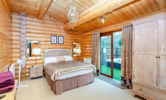 Carlton-in-Cleveland Cabin | Luxurious real log lodge.