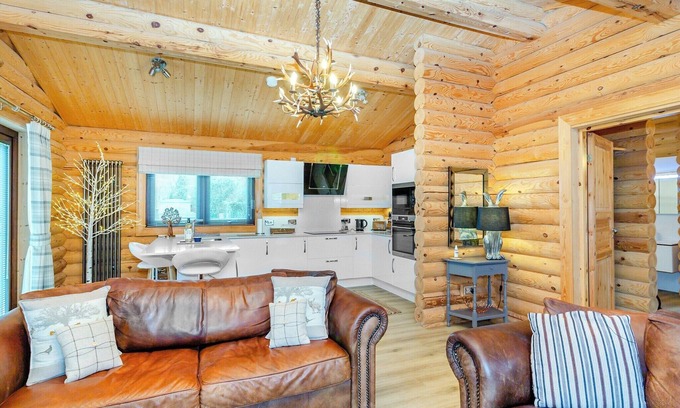 Carlton-in-Cleveland Cabin | Luxurious real log lodge.