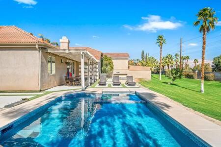 Indio House | Luxurious Getaway Near Coachella Stagecoach Pool Putting Green Parking Firepit Sleeps 11