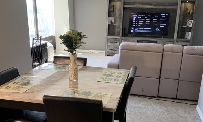 Detroit Apartment | Luxurious High Rise Downtown Apartment With Tons Of Amenities And River View