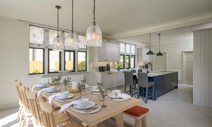 Cheltenham House | Luxurious House, Lodge & Garden, Private Parking