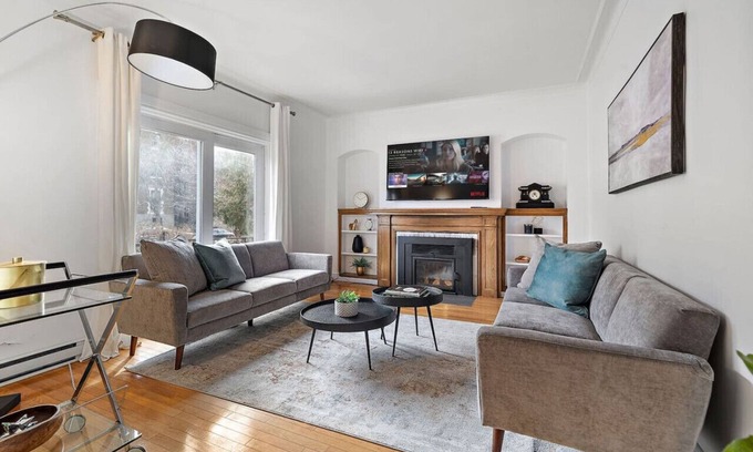 Cote-Des-Neiges—Notre-Dame-De-Grace House | Luxurious House Big Terrace | Sleeps 16 | 3bath