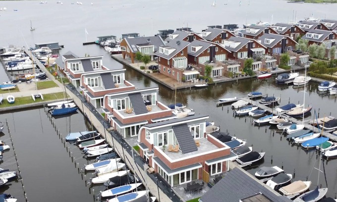 Municipality of Uitgeest Apartment | Luxurious house with 2 bathrooms directly at the water