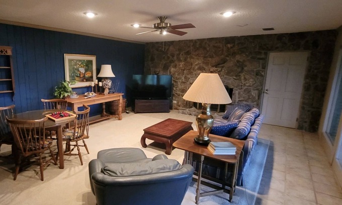 Eden Isle House | Luxurious Lakefront Eden Isle House - Heber Springs, AR