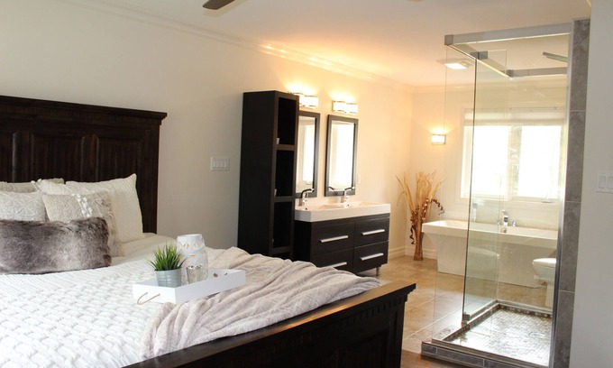 Golden Lake Cottage | Luxurious Lakefront Home - Sleeps 12