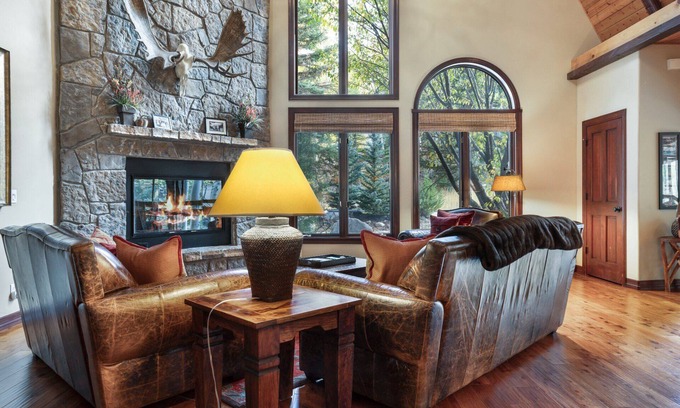 Highland Meadows House | Luxurious & Large - 3 Living Rooms, Private Hot Tub, Convenient to Free Bus
