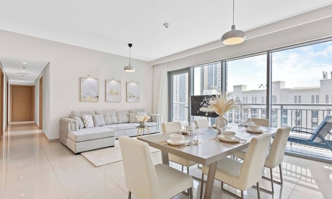 Dubai Apartment | Luxurious Living 3 Bedroom at Harbour Views