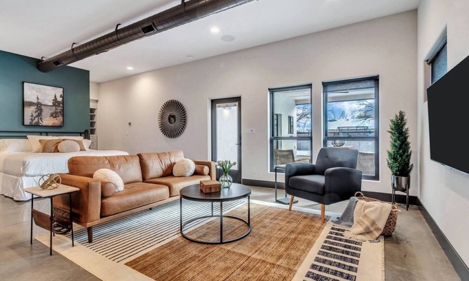 Star House | Luxurious, Modern 2 Bed Downtown Star Studio