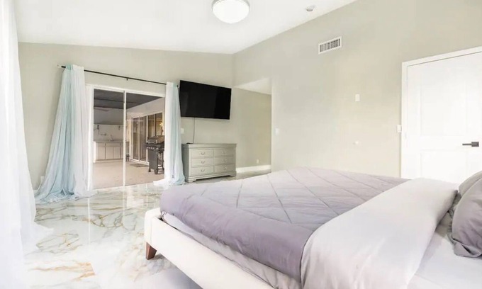 Greenview Shores House | Luxurious modern lakefront home, minutes away from International Equestrian Ctr