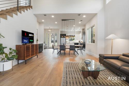 Dawson House | Luxurious Modernism with Private Hot Tub and Garage