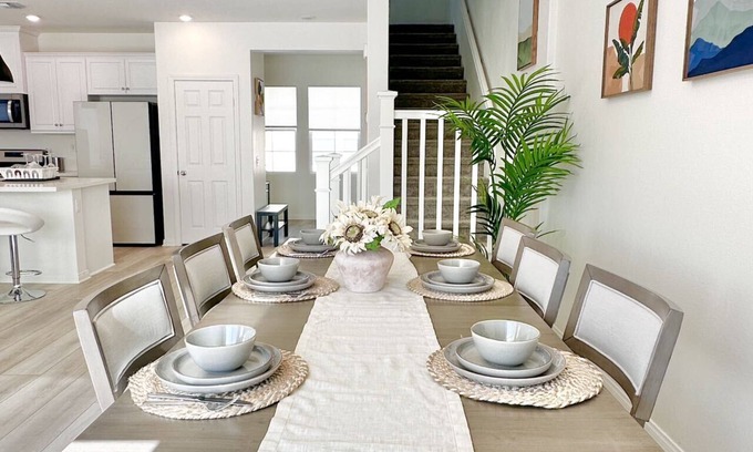 Ontario House | Luxurious New Home Rental /可中文