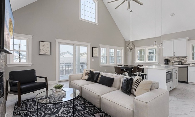 North End House | Luxurious, Newly Constructed 4BR on Beach Block