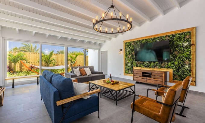 Washington Villa | Luxurious Oasis ~ Mins to Beach, King Beds, Pool