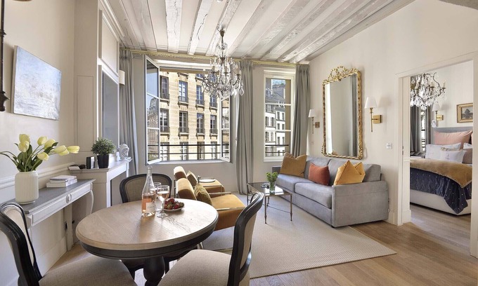 Paris City Center Apartment | Luxurious Parisian Perfection - Île de la Cité-Notre Dame-Cafes