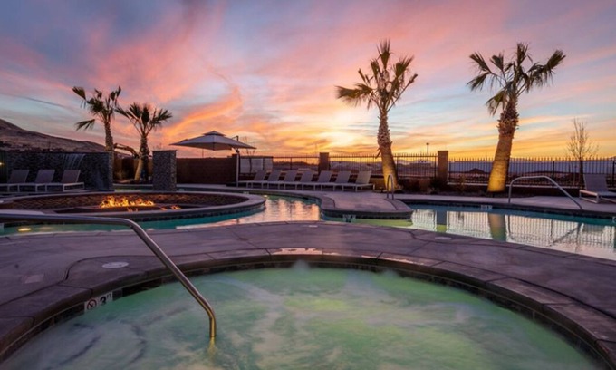 Hurricane Condo | LUXURIOUS POOLSIDE VILLA *Sparkling Clean, Speedy Wireless, Resort Pool, ZION.