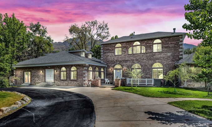 Holladay House | Luxurious Private Estate with Hot Tub. Game Room, Grand Piano- Near Ski Resort