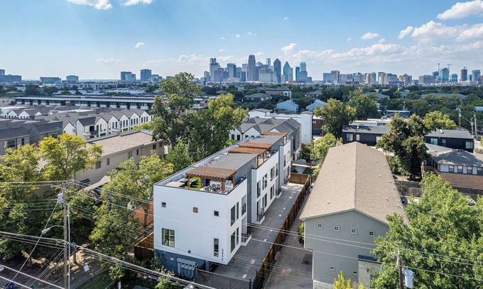 Old East Dallas Condo | Luxurious Retreat ~ Gated ~ Hot Tub ~ Skyline View of Downtown Dallas ~ BBQ
