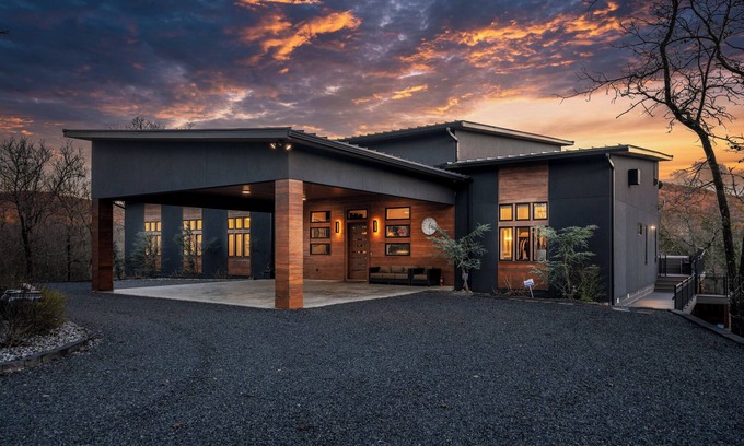 Mid America Apartment | Luxurious Retreat Private Creek View Pool Hot-tub