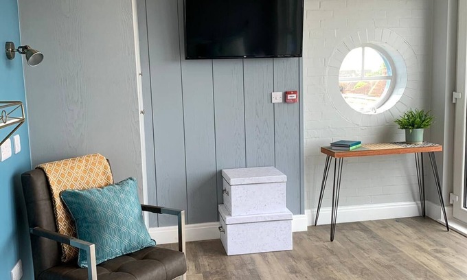 Gorleston-on-Sea House | Luxurious Sea-view Retreat - Cliff Cottage