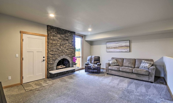 Edgewood House | Luxurious Tacoma Retreat w/Quartz Countertops!