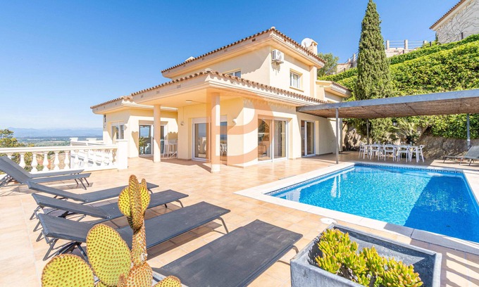 El Mas Isaac Villa | Luxurious Villa for 10 people with Stunning Views, private pool and BBQ