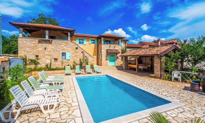 Gracisce Villa | Luxurious villa with a jacuzzi and a private pool