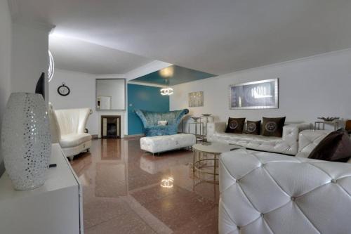 London Borough of Ealing House | Luxurious West London Retreat With Hot Tubs Easy Access to Central London