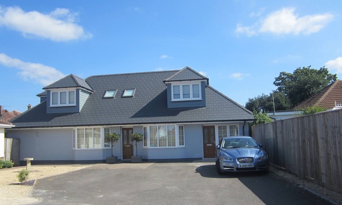 Bournemouth Apartment | LUXURY 1 BED FLAT WITH GARDEN - 2 MINS WALK TO RIVER - DOG FRIENDLY