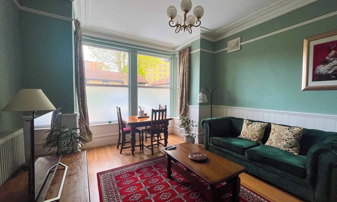 Southend-on-Sea Apartment | Luxury 1 Bedroom Apartment in Southend w Parking