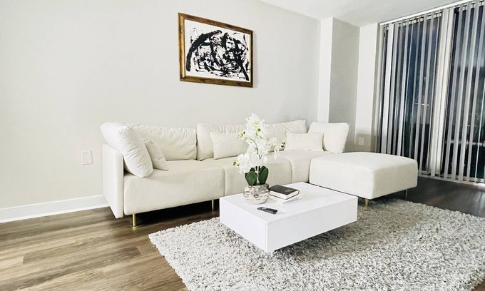 Downtown Apartment | Luxury 1-Bedroom with Rooftop Pool,Gym Facility