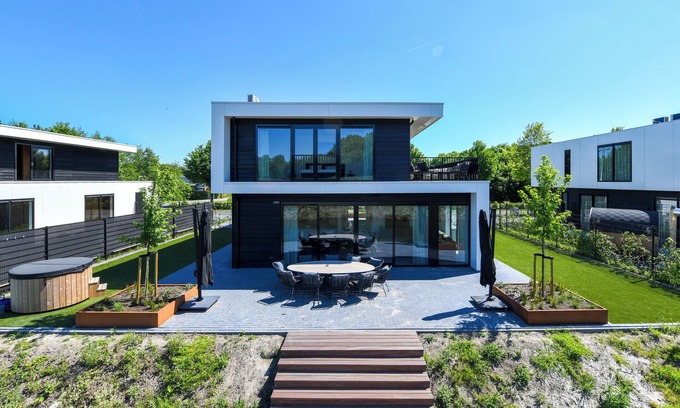 Biddinghuizen House | Luxury 10-person villa on the water with hot tub, private jetty, spacious terrace and 4 bedrooms. Located at Villa Resort Harderwold, near Harderwijk and the Veluwemeer!