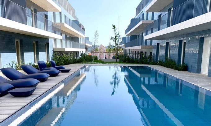 Linda-a-Velha Apartment | Luxury 2 Bed+ 2 Bath+ Pool/gym in Belem