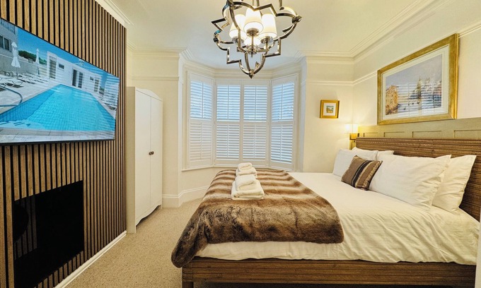 Christchurch Apartment | Luxury 2 Bed Designer Flat with Private Garden in London