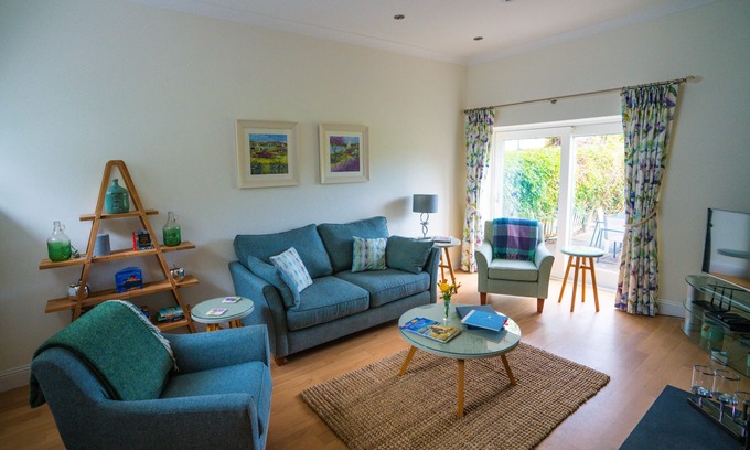 Tarbert Cottage | Luxury 2 bed ensuite cottage on Scottish estate pets allowed short walk to loch