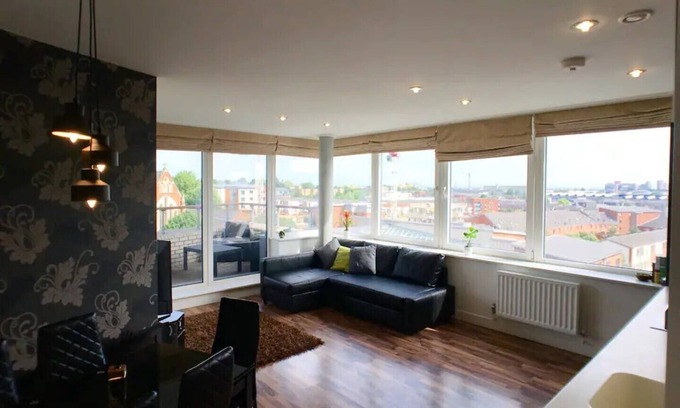Stonebridge Apartment | Luxury 2 Bed Penthouse Apartment near station