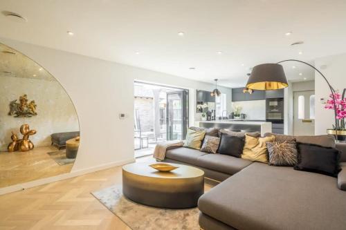 Cambridge House | Luxury 2 Bedroom Apartment with AC and Parking