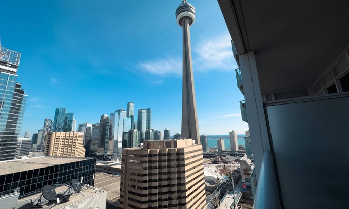Toronto Entertainment District Hotel | Luxury 2 Beds with Lakeview near CN Tower, Scotia Arena & FREE PRIVATE PARKING