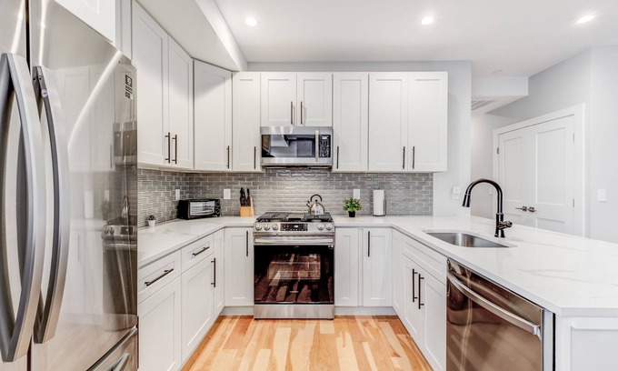Harbor View - Orient Heights Apartment | Luxury 2BD/2BA Near Airport 1750