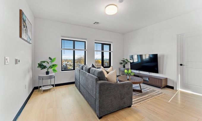 Everett Apartment | Luxury 2bd/2ba near Boston 2109
