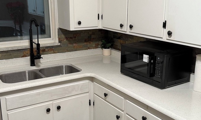 Ottawa Apartment | Luxury 2BR with spa bath, huge kitchen & living room—prime Toledo location!