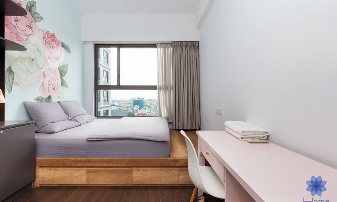 Tan Binh House | Luxury 2BRs Apt with Airport View, Free Gym & Pool