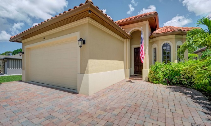 Naples Park House | Luxury 3 Bedroom 2 Full Bath Close To Beach. Heated Pool Hot Tub