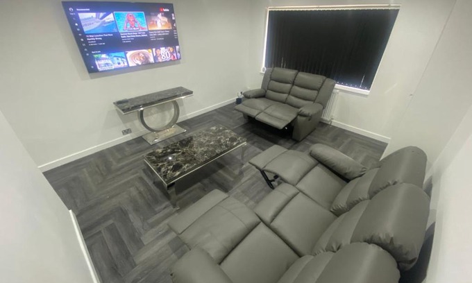 Leeds House | Luxury 3 Bedroom Holiday Home -Jaquzzi Bath - Private Parking- sleeps 6