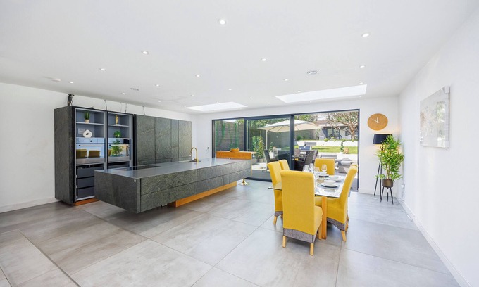 St Albans House | Luxury 3-Bedroom House with Large Garden & Outhouse in St Albans