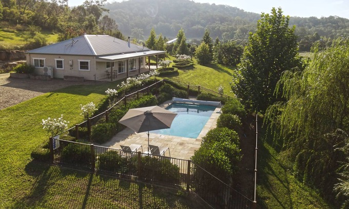 Wollombi House | Luxury 3 bedroom house and private pool