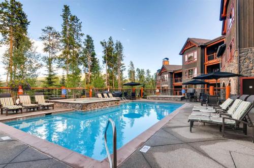 Four O'Clock Apartment | Luxury 3 Bedroom Ski In, Ski Out Mountain Vacation Rental Just Steps From The Snowflake Ski Lift