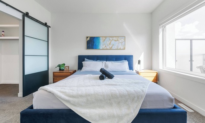 North Central Edmonton House | Luxury 3BR Home w/King Bed